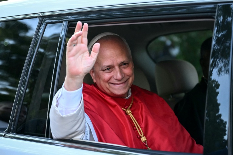 Le pape Léon XIV salue la foule à son arrivée à Luanda, le 20 avril 2026 en Angola