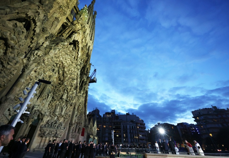 Le pape Léon XIV (2e d) bénit la tour Jésus-Christ, la plus haute tour de la basilique de la Sagrada Familia, le 10 juin 2026 à Barcelone, en Espagne