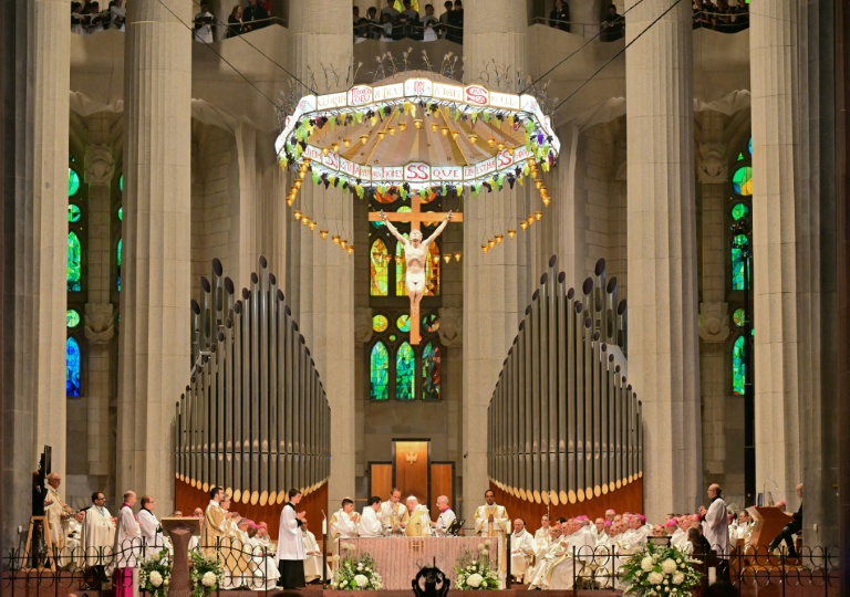 Le pape Léon XIV (c) préside une messe solennelle dans la basilique de la Sagrada Familia, le 10 juin 2026 à Barcelone, en Espagne