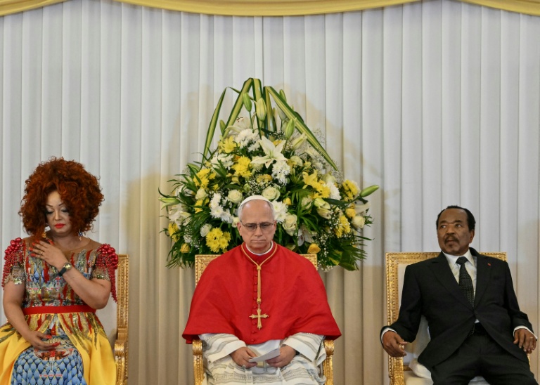 Le pape Léon XIV (C) rencontre le président du Cameroun Paul Biya (R) et la Première dame du Cameroun Chantal Biya (L) au Palais présidentiel de Yaoundé, le troisième jour d'un voyage apostolique de 11 jours en Afrique, le 15 avril 2026.