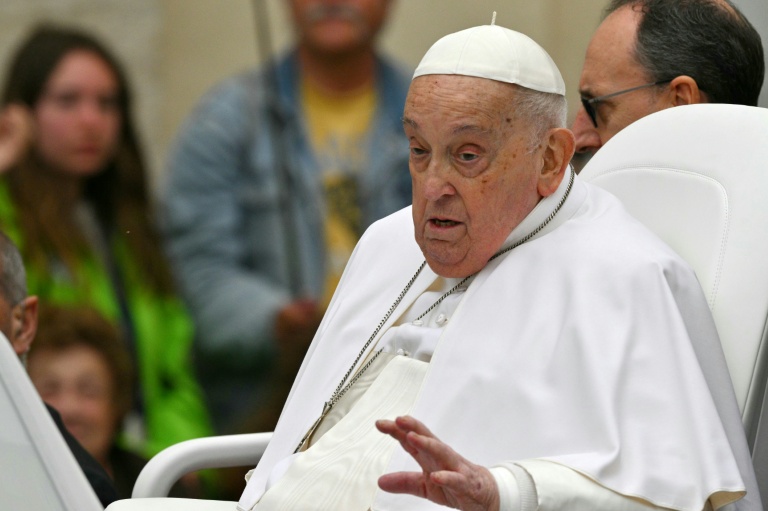 Le pape François après la messe de Pâques, sur la place Saint-Pierre au Vatican, le 20 avril 2025