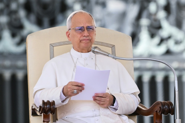 Le pape Léon XIV prononce un discours lors de son audience générale hebdomadaire sur la place Saint-Pierre au Vatican, le 17 septembre 2025