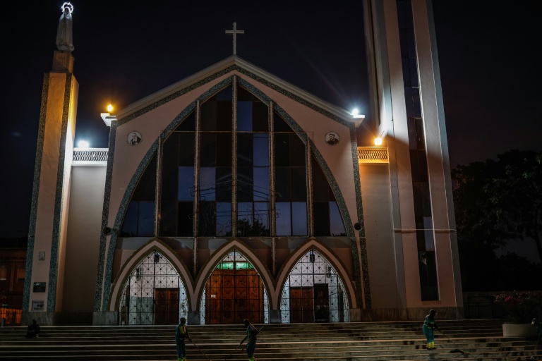 Des ouvriers nettoient les abords de la paroisse Notre-Dame de Fatima à Luanda, en Angola, le 17 avril 2026, en prévision de la visite du pape Léon XIV