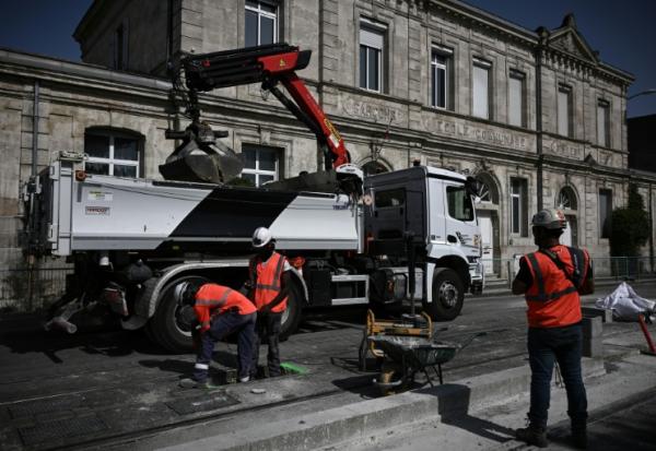 Des ouvriers à Bordeaux durant une canicule le 29 juillet 2024