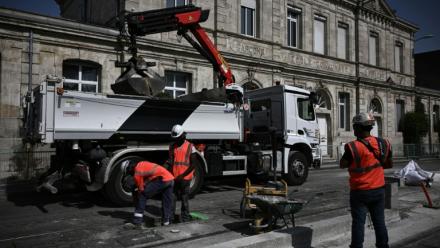 Des ouvriers à Bordeaux durant une canicule le 29 juillet 2024