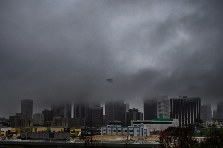 Nuages noirs et fortes pluies sur le centre-ville de Los Angeles, le 24 décembre 2025 en Californie