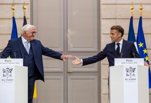 Emmanuel Macron (d) et le président allemand Frank-Walter Steinmeier à l'Elysée à Paris le 8 octobre 2026