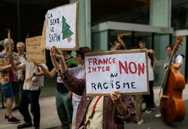 Des employés de Radio France manifestent le 13 septembre 2026 devant le siège à Paris pour protester contre l'arrivée de Charles Sapin sur France Inter