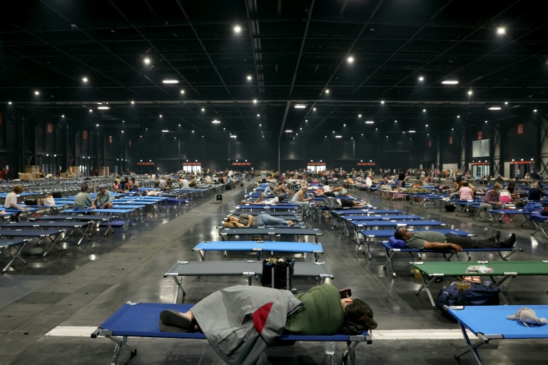Des habitants locaux se reposent au Parc des Expositions de Bordeaux après avoir été évacués en raison des incendies de forêt dans la région, à Bordeaux, le 25 juillet 2026