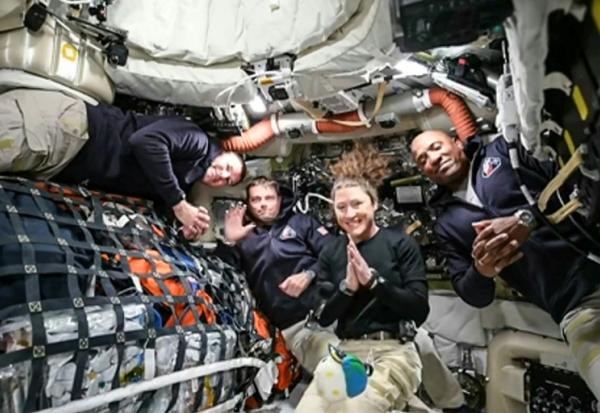 Image tirée du flux de la Nasa, publiée le 3 avril 2026, montrant les quatre membres d'équipage d'Artemis 2 alors qu'ils se dirigent vers l'orbite lunaire