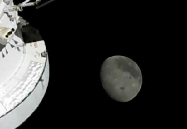 Capture d'image de la retransmission vidéo de la Nasa du survol de la Lune réalisé par la mission Artémis II, le 6 avril 2026