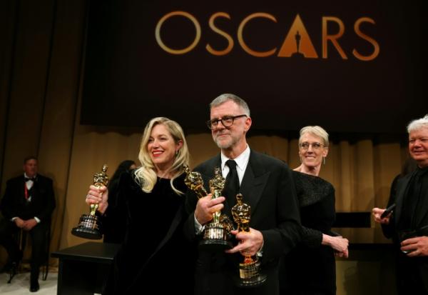 Le réalisateur américain Paul Thomas Anderson et la productrice américaine Sarah Murphy avec les Oscars remportés par le film "Une bataille après l'autre", à Hollywood, en Californie, le 15 mars 2026