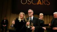Le réalisateur américain Paul Thomas Anderson et la productrice américaine Sarah Murphy avec les Oscars remportés par le film "Une bataille après l'autre", à Hollywood, en Californie, le 15 mars 2026