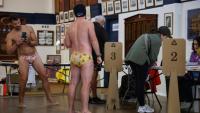 Des baigneurs aux urnes dans un bureau de vote de Bondi Beach, à Sydney (Australie), le 3 mai 2025