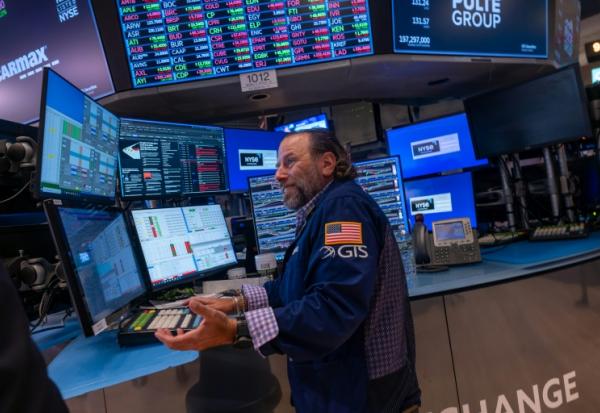 Trader sur le parquet du New York Stock Exchange (NYSE) le 3 septembre 2025.