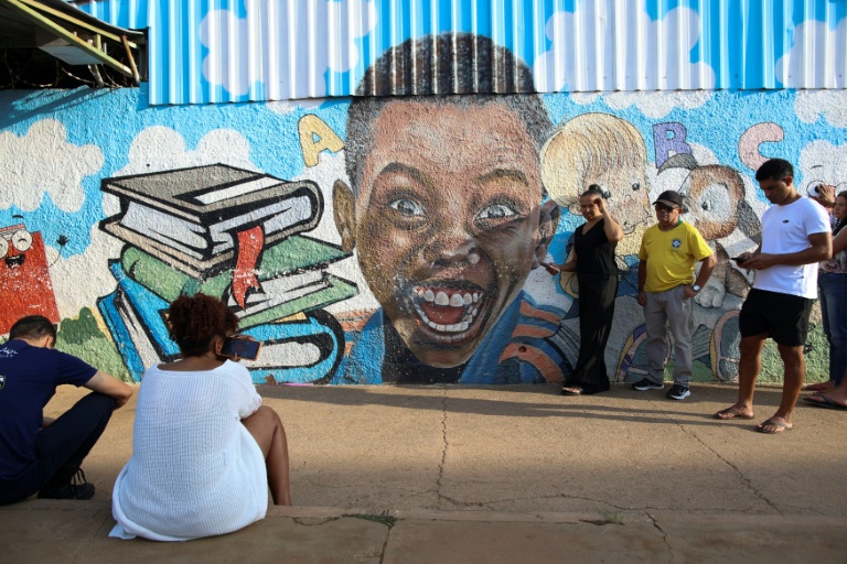 Des électeurs attendent de voter pour le second tour de la présidentielle brésilienne, le 25 octobre 2026 à Brasilia