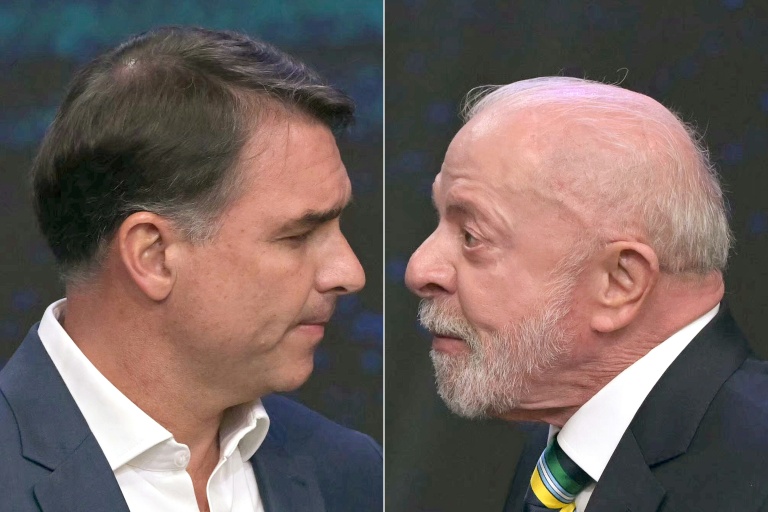 Le président brésilien Luiz Inacio Lula da Silva (d.) et le candidat de droite à l'élection présidentielle Flavio Bolsonaro participent à un débat, le 18 octobre 2026 à Sao Paulo au Brésil