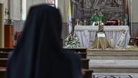 Le père Bachar Fawadleh, curé de l'Eglise latine, officie dans son village de Taybeh, en Cisjordanie occupée, le 22 juin 2026 