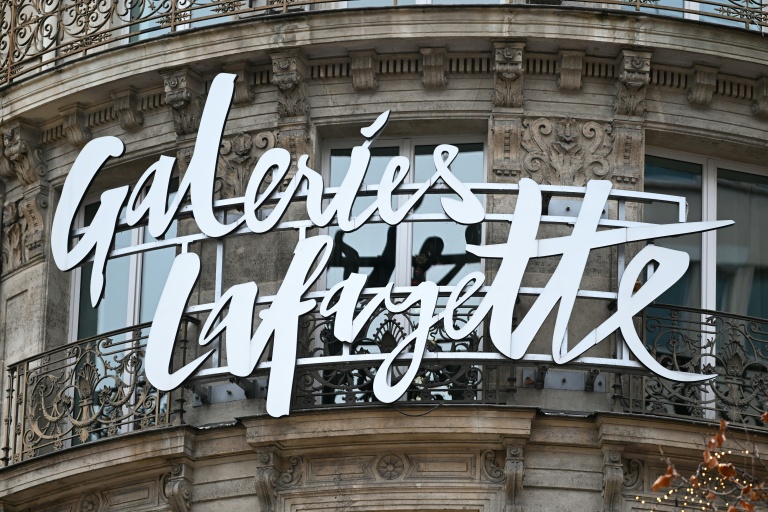 Aux Galeries Lafayette à Paris, ce lundi après-midi, le rez-de-chaussée fourmille de clients