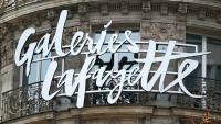 Aux Galeries Lafayette à Paris, ce lundi après-midi, le rez-de-chaussée fourmille de clients