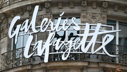 Aux Galeries Lafayette à Paris, ce lundi après-midi, le rez-de-chaussée fourmille de clients