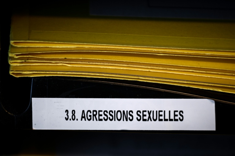 Le texte systématise, en cas de libération, l'interdiction d'entrer en contact avec la victime, de résider à proximité de son domicile, ainsi que l'interdiction de se trouver à proximité par exemple de son domicile ou son lieu de travail