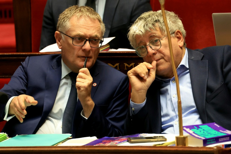 Le rapporteur général du budget Philippe Juvin (LR) et le président de la commission des finances de l'Assemblée, Eric Coquerel (LFI), le 17 novembre 2025 à l'Assemblée nationale à Paris 