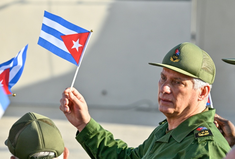 Le président cubain Miguel Diaz-Canel, le 22 mai 2026 pendant une manifestation de soutien à son prédécesseur Raul Castro devant l'ambassade des Etats-Unis à La Havane