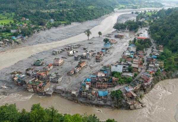 Vue aérienne de Devighat, après des inondations meurtrières le 27 août 2026 au nord de Katmandou au Népal, à la frontière avec le Tibet