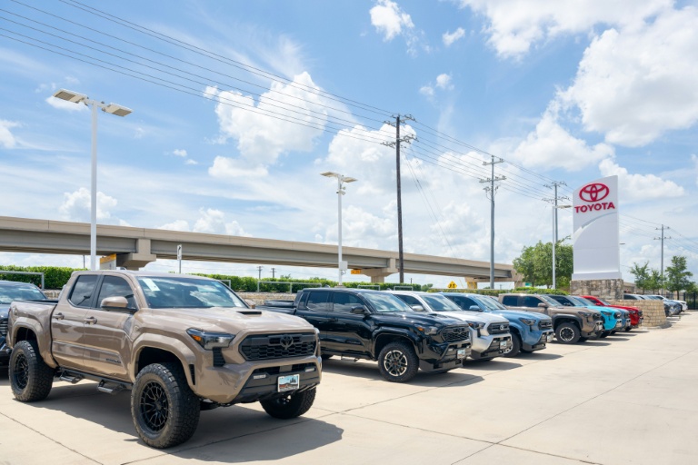 Des Toyota Tacoma sont exposés à la vente chez le concessionnaire Toyota Cedar Park le 7 juillet 2026 à Cedar Park, au Texas