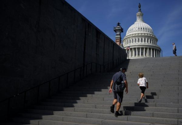 Des visiteurs grimpent les marches menant au Capitole de Washington, siège du Congrès américain, le 2 septembre 2026