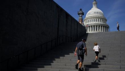 Des visiteurs grimpent les marches menant au Capitole de Washington, siège du Congrès américain, le 2 septembre 2026