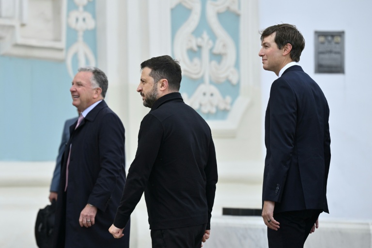 Le président ukrainien Volodymyr Zelensky (g) accueille les envoyés spéciaux américains Steve Witkoff (d) et Jared Kushner (c) avant leurs entretiens à Kiev, le 6 septembre 2026 en Ukraine