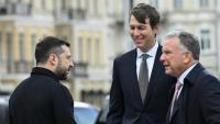 Le président ukrainien Volodymyr Zelensky (g) accueille les envoyés spéciaux américains Steve Witkoff (d) et Jared Kushner (c) avant leurs entretiens à Kiev, le 6 septembre 2026 en Ukraine