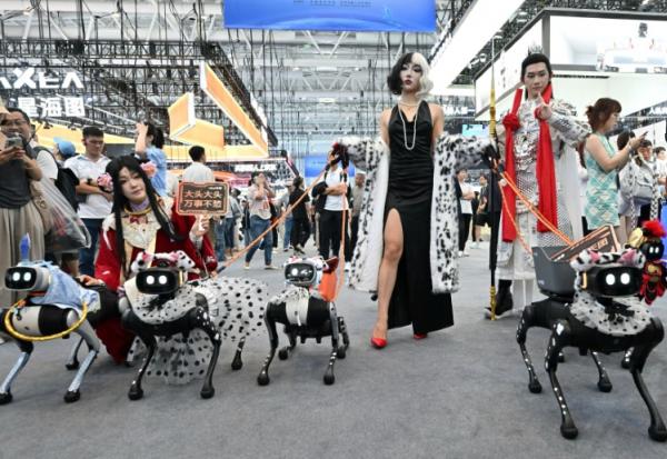 Des chiens-robots de l'entreprise Vbot présentés au Salon mondial des robots à Pékin, le 19 août 2026