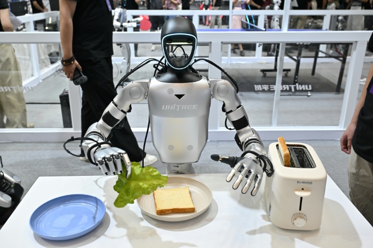 Un robot humanoïde de l'entreprise Unitree prépare un sandwich au salon mondial des robots à Pékin, le 18 août 2026