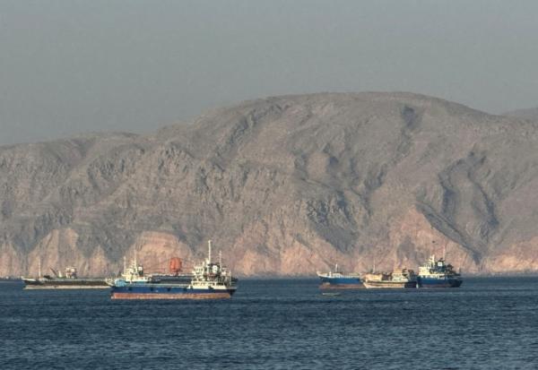 Des navires au mouillage dans le détroit d'Ormuz près des côtes d'Oman, le 17 mai 2026