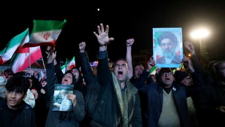 Des Iraniens rassemblés place Engelab à Téhéran après l'annonce d'un cessez-le-feu entre les Etats-Unis et l'Iran, le 8 avril 2026