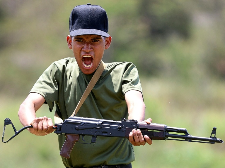 Un membre de la milice nationale bolivarienne participe à un entraînement militaire, à Caracas, le 13 septembre 2025