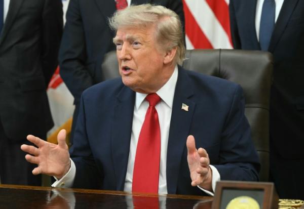 Le président américain Donald Trump parle à la presse dans le Bureau ovale de la Maison Blanche, à Washington, le 13 juillet 2026