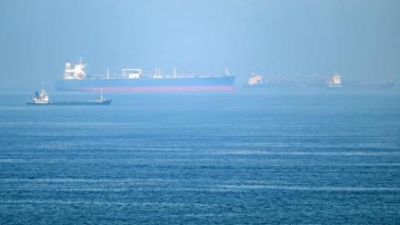 Des bateaux cargo au large du port de Khor Fakkan dans l'émirat de Sharjab, le long du  golfe d'Oman, le 19 juin 2026 aux Emirats arabes unis