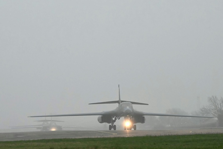 Trois bombardiers B-1 de l’US Air Force sur le tarmac de la base de la RAF de Fairford, dans le sud-ouest de l’Angleterre, le 7 mars 2026