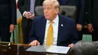 Le président américain Donald Trump s'apprête à signer un décret dans le Bureau ovale de la Maison Blanche, le 22 juin 2026 à Washington