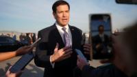 Le secrétaire d'Etat américain Marco Rubio s'adresse à la presse à l'aéroport d'Athènes avant de prendre l'avion pour le Portugal, le 8 octobre 2026 en Grèce