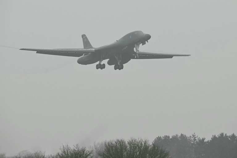 Un bombardier B-1 de l’US Air Force s’apprête à atterrir à la base de la RAF de Fairford, dans le sud-ouest de l’Angleterre, le 7 mars 2026