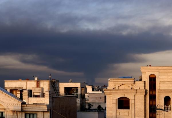 Une colonne de fumée s'élève après une frappe aérienne à Téhéran, le 7 mars 2026 