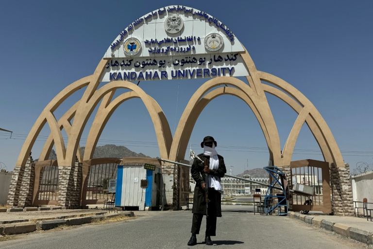 Un membre des forces de sécurité talibanes monte la garde à l'entrée de l'université de Kandahar, le 12 août 2026 en Afghanistan