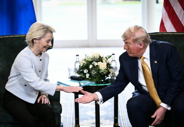 Le président américain Donald Trump (D) et la présidente de la Commission européenne Ursula von der Leyen (G) annoncent un accord douanier à Turnberry en Ecosse le 27 juillet 2025 