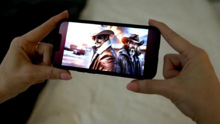 Image tirée du film Whiskey & Water sur un écran de smartphone, avec Cain Walker (g) et Cade Winslow (d), le 3 avril 2026 à New York 