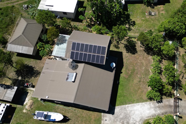 Vue aérienne sur une maison équipée de panneaux solaires dans le village de Rukurukulevu, aux Fidji, le 9 octobre 2026